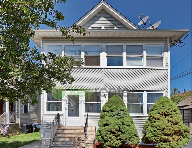 Building Photo - No Broker Fee! Bright & Spacious 3-Bed, 2-...