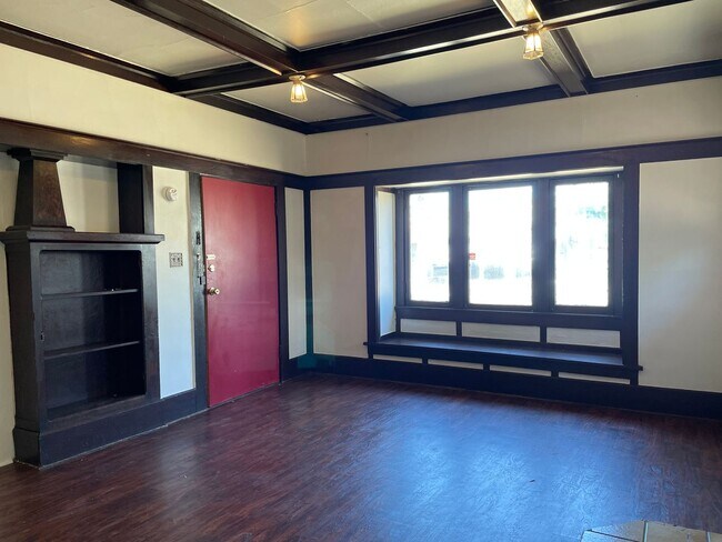 Building Photo - Beautiful Wood Details-Charming 1 Bedroom 1 Bath