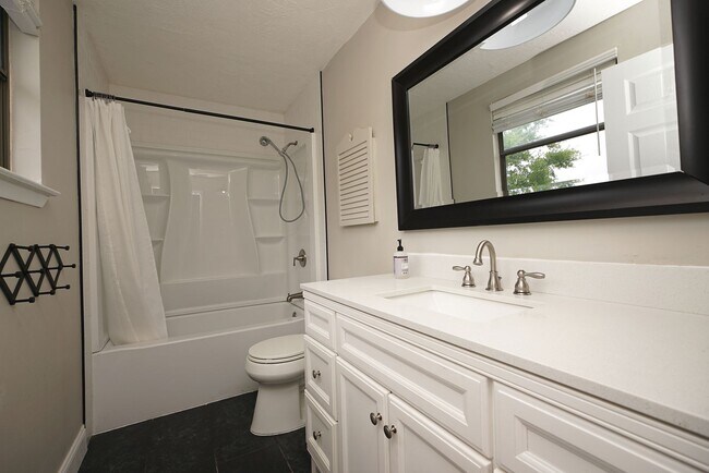 Building Photo - Updated 4 bedroom home in Bluewater Bay!