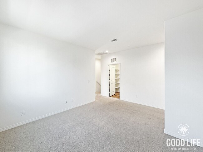 Building Photo - Beautiful 3B/2.5BA Townhouse in Imperial Beach with Loft, Private Patio & 2-Car Garage