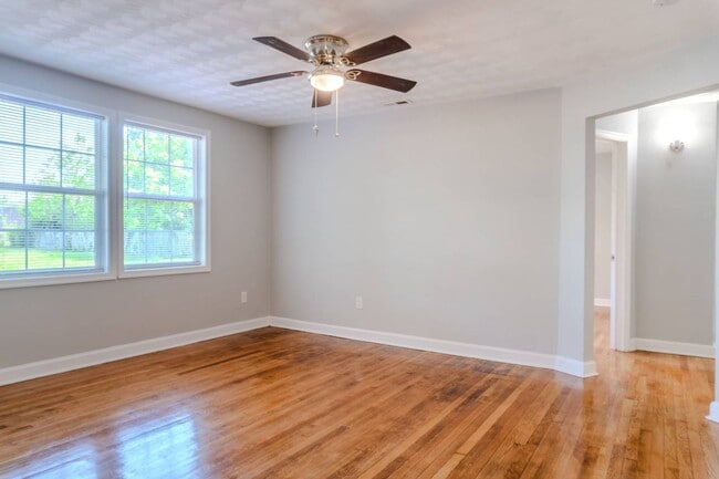 Building Photo - Charming Portsmouth Home with Spacious Backyard