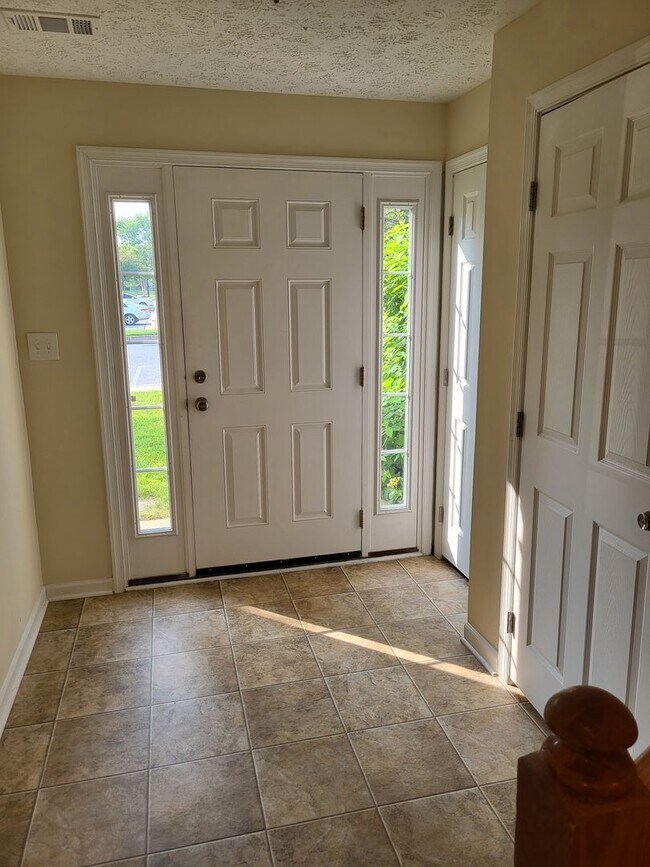 Building Photo - SPACIOUS 3-Level Townhome in Winston's Choice