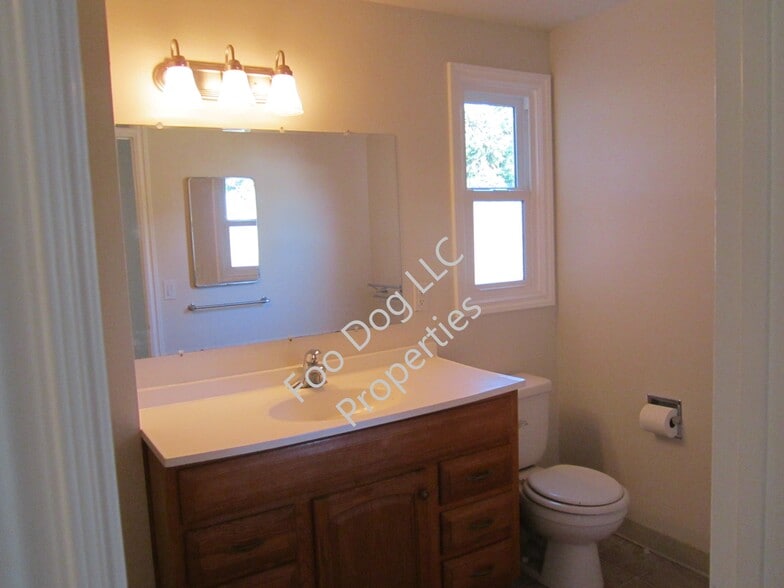 Main Bath - 6670 SW Princess