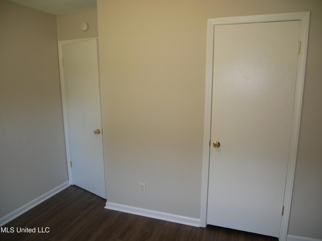 Building Photo - 2011 Coral Hills Dr