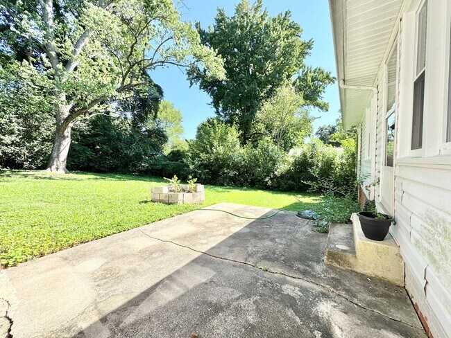 Building Photo - 3808 Parkwood Dr