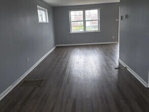 Building Photo - House for rent 4 bedroom and 2 complete bathroom, finished basement with kitchen, bathroom, parki...