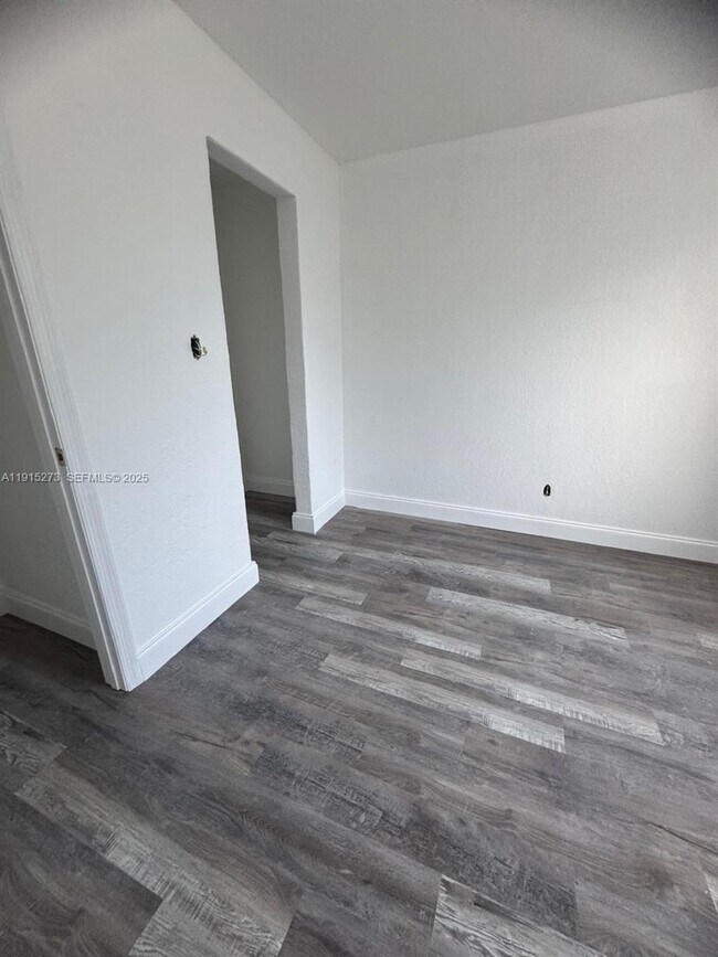 Building Photo - 46 S Oleander Ave