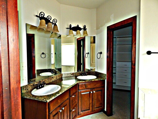 Building Photo - Delightful Home in the heart of Edmond- Pool and Club House-Close to I-35, Broadway Extension and...