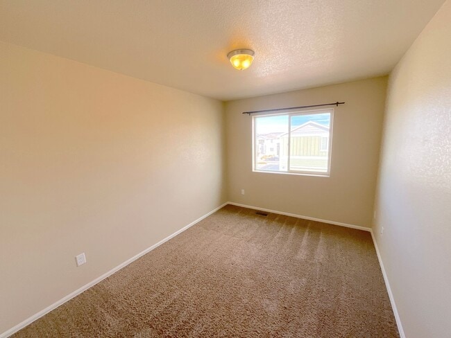 Building Photo - 3 Bedroom Townhome Available Near S Union Blvd & Monterey Rd!