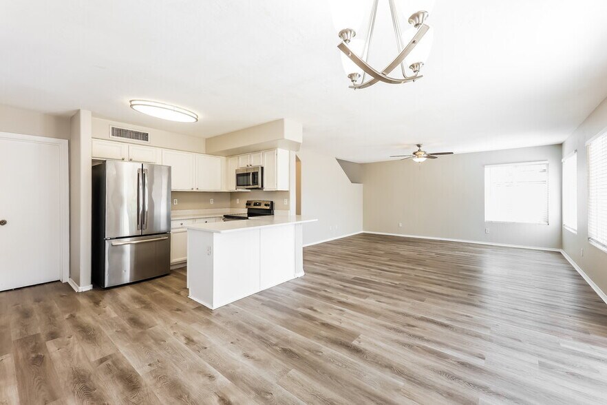 Building Photo - 14837 W Columbine Dr