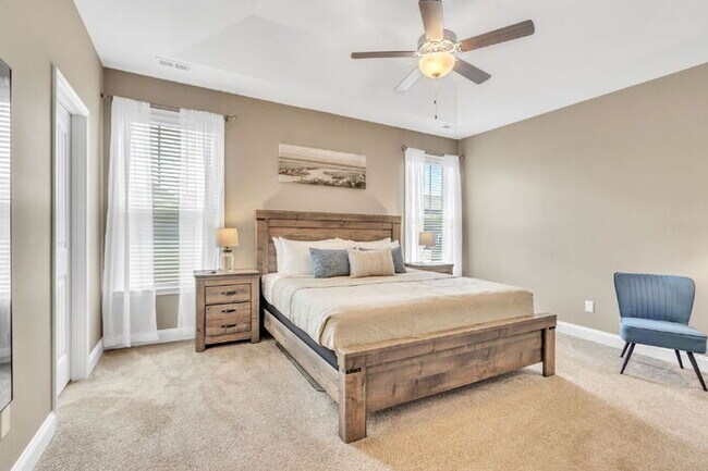 Building Photo - Charming 3-Bedroom Furnished Haven with Co...