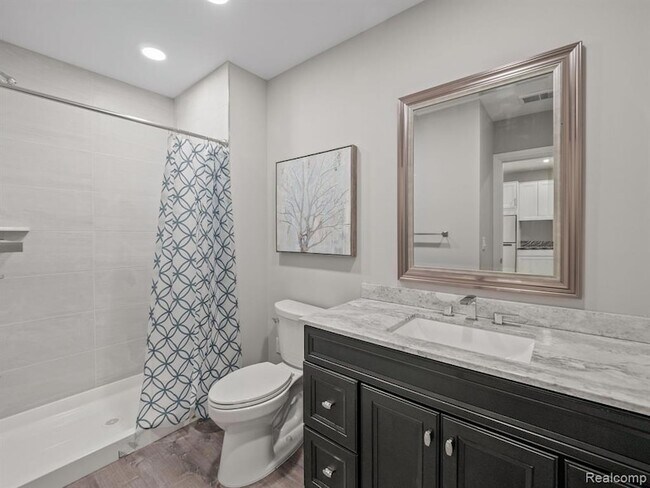 Building Photo - 3511 Lakecrest Dr