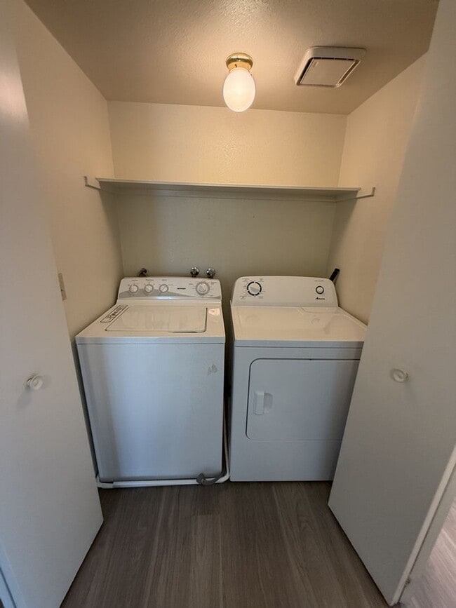 Building Photo - BEAUTIFUL CORNER UNIT CONDO!