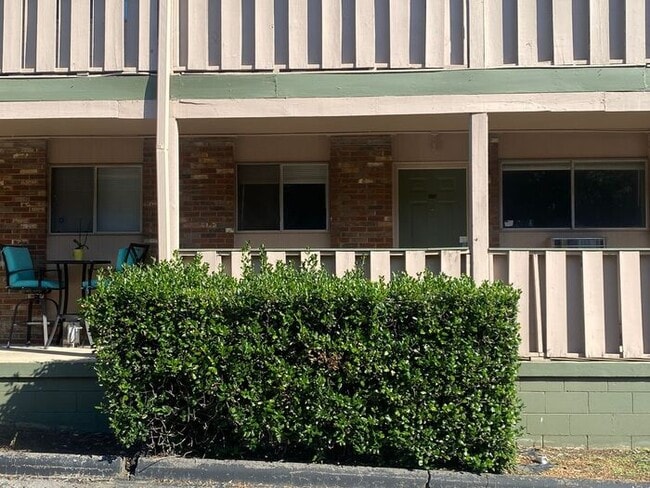 Building Photo - FULLY REMODELED West End Condo!  Convenient to everything!