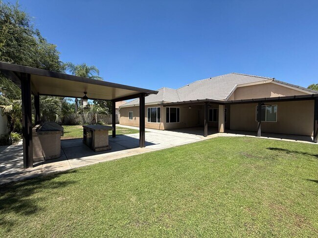 Building Photo - Beautiful 4 Bedroom + Office Home in Grand Island!