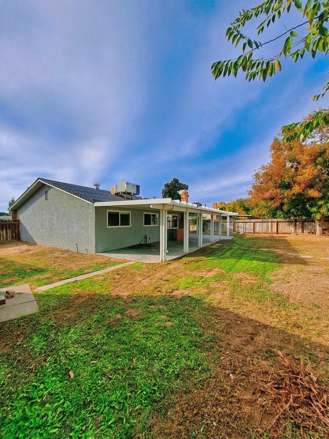 Building Photo - Move In Now & Get Half Off Your First Month’s Rent - Single-Level Clovis Home with 3 Bedrooms, Ya...