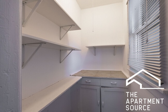 Building Photo - 5128 W Henderson St