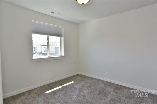 Building Photo - Gorgeous, Sparkling Clean Home, 15 Minutes...