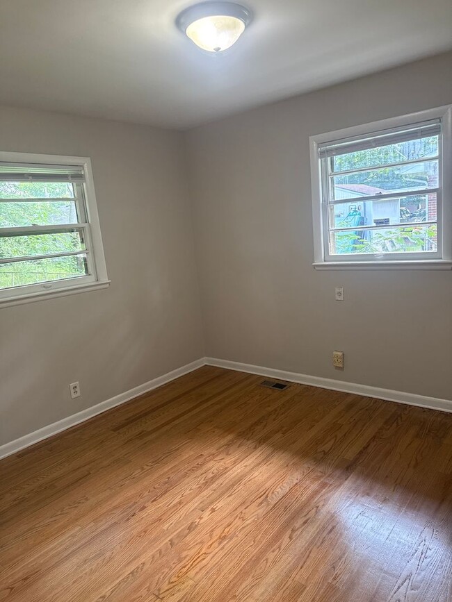 Building Photo - 2BD/1 BA