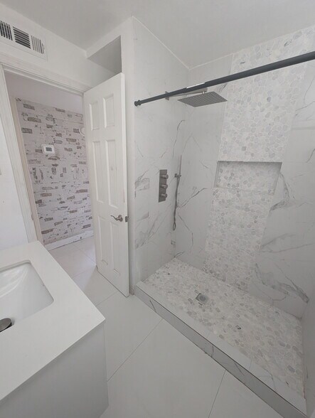 Building Photo - 5004 Royal Dr