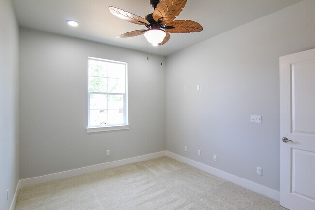 Building Photo - New Construction Home for Rent in Redding CA | Solar, Fenced Yard, 2 Car Garage