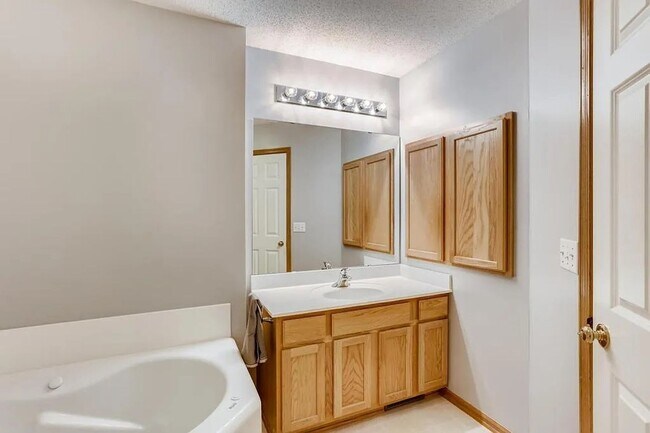 Building Photo - Bright End-Unit 2BD Townhome with Fireplace, Deck & Big Bedrooms