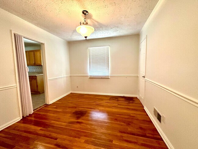 Building Photo - 533 Inwood Dr