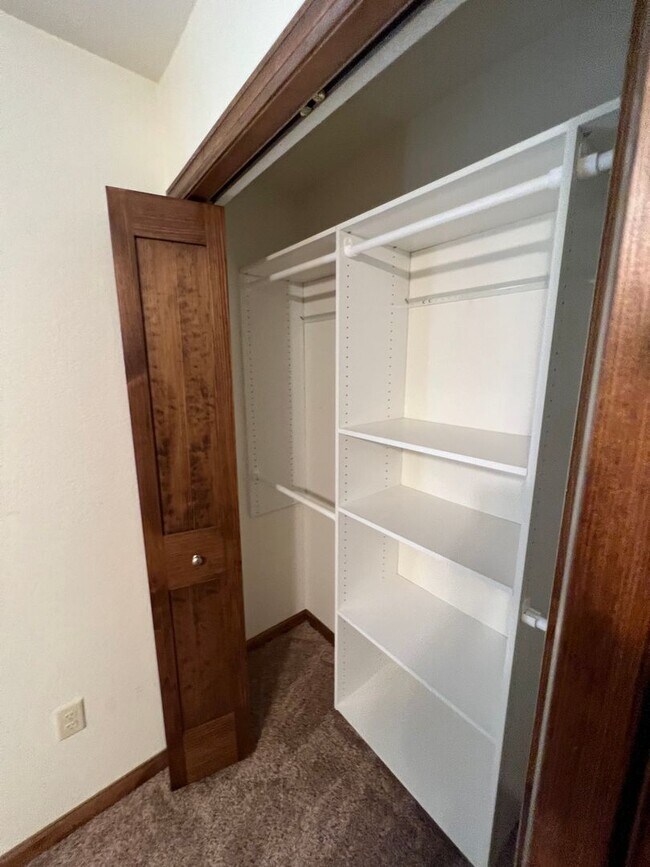 Building Photo - 409 S Broadway Ave