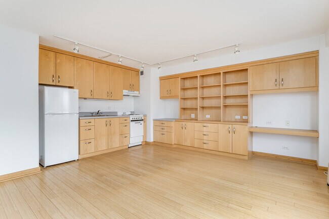 Building Photo - 3100 N Lake Shore Dr