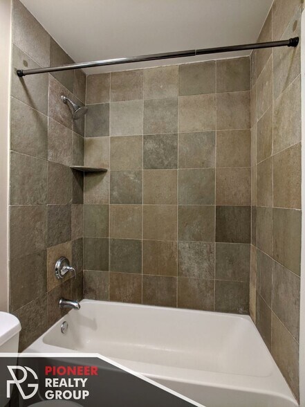 Building Photo - 643 W Wrightwood Ave