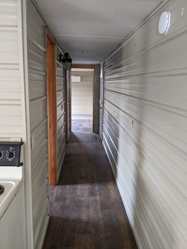 Building Photo - Come take a look at this 2-bedroom 1-bathroom in New Blaine.