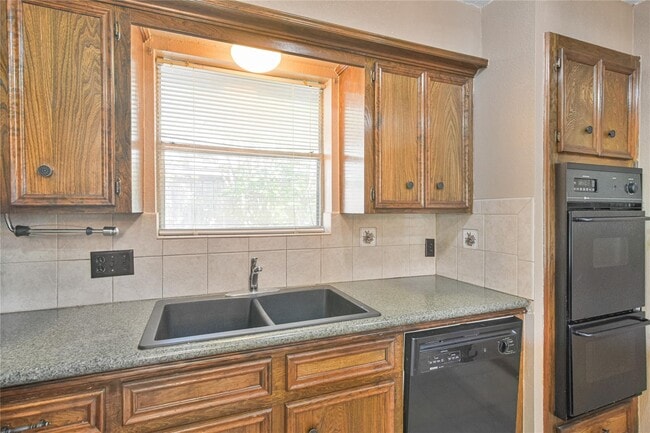 Building Photo - 3107 Woodstone Dr