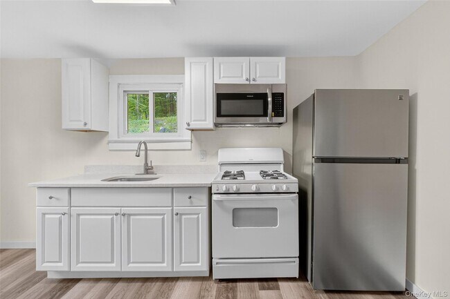 Building Photo - 2091 Maple Ave