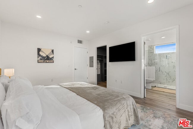 Building Photo - 4806 Sylmar Ave