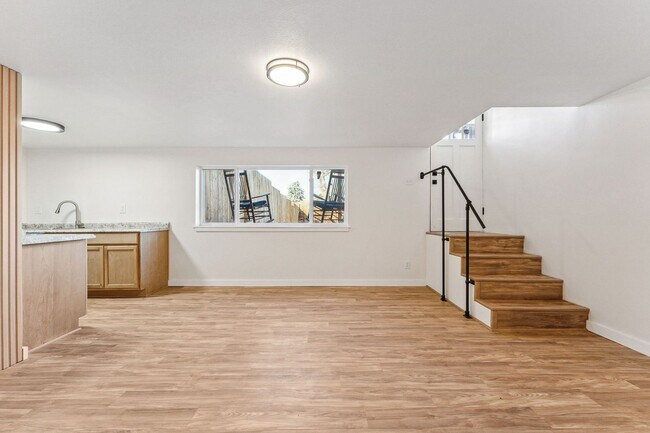 Building Photo - 1Bed/1Bath Apartment with HUGE Private Yard!