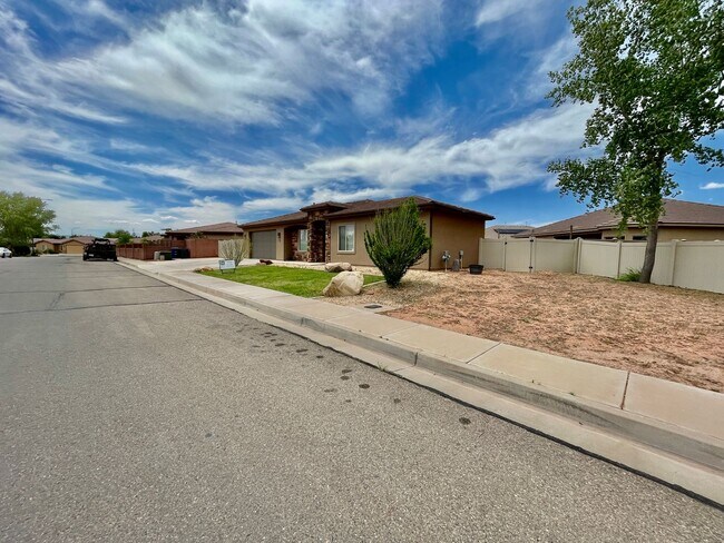 Building Photo - Pet-Friendly Three Bedroom Home in Riverside Heights