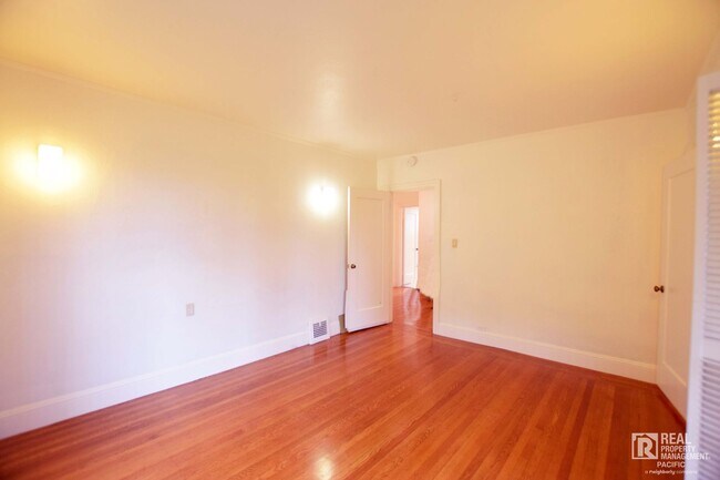 Building Photo - Timeless 4 Bedroom in West Montclair