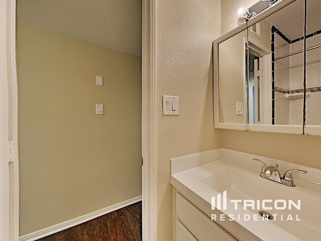 Building Photo - 6112 Granada Cir