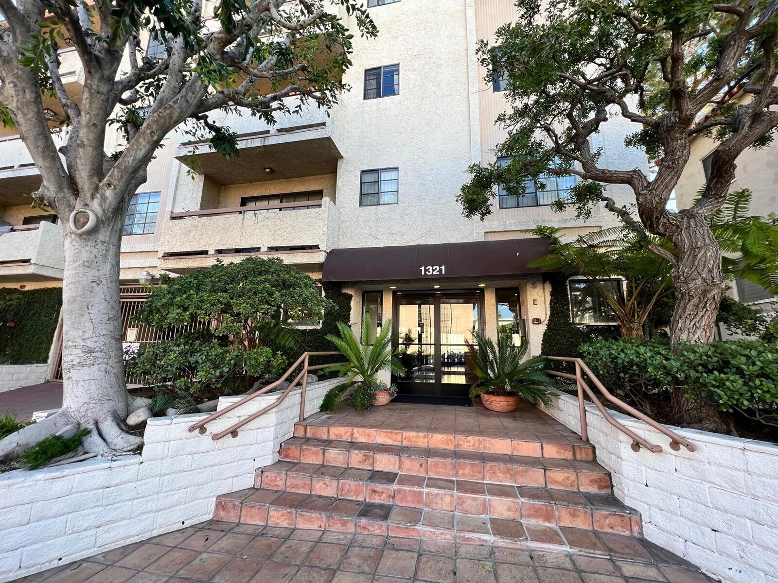 Building Photo - 1321 N Vista St