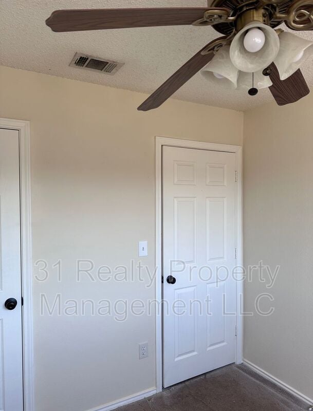 Building Photo - 912 Fairbanks Cir