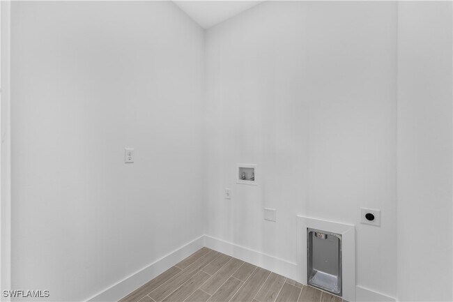 Building Photo - 348 Pyramid Ave