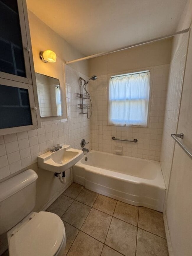 Building Photo - 2 bed, one bath in Norman with carport!