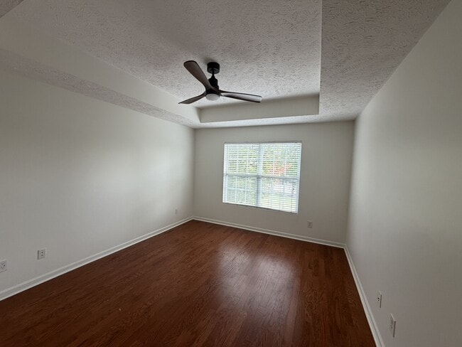 Building Photo - 8304 Oak Knoll Dr