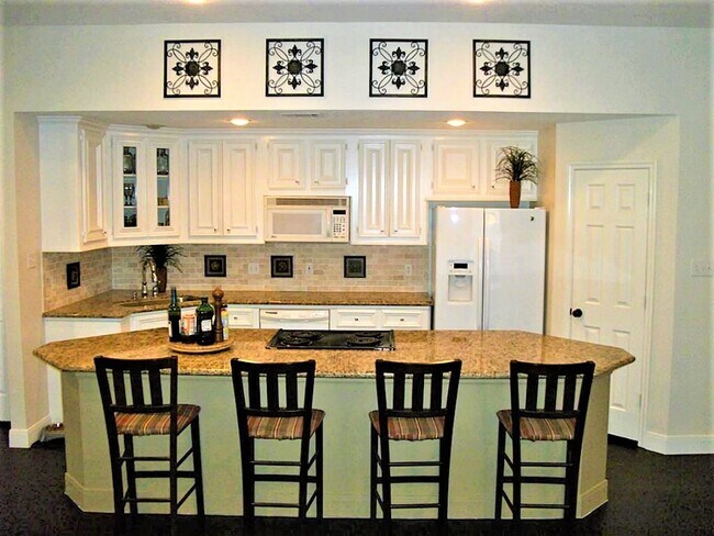 Building Photo - 435 N Rivershire Dr