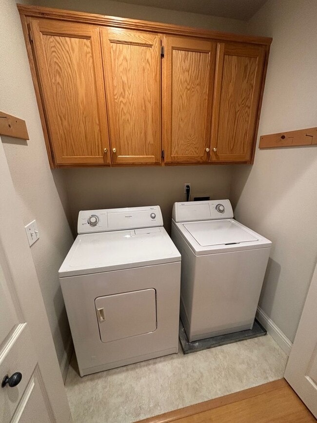 Building Photo - 2 bedroom 2.5 Bathroom Windsor Town Green Condo with carpet and A/C