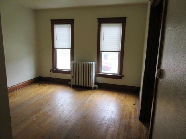 Building Photo - 3 Bedroom 1 Bathroom Duplex
