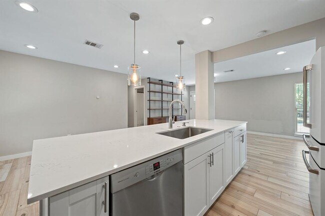 Building Photo - 6707 Columbia Dr