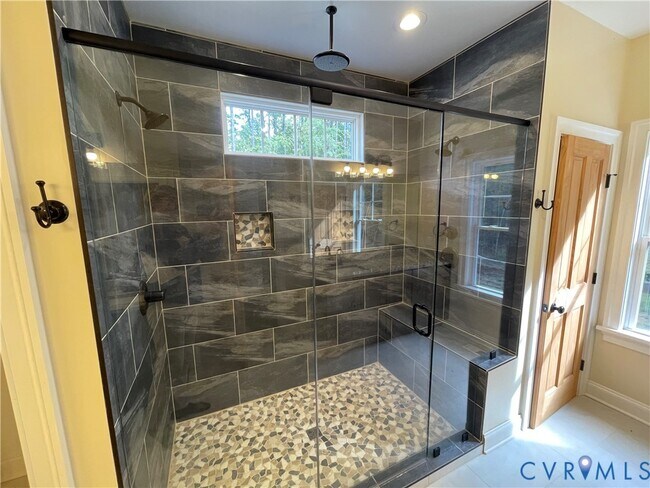 Building Photo - 2948 Pineview Dr