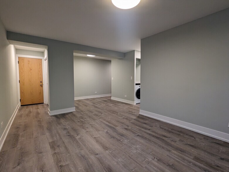 Building Photo - 456 W Barry Ave