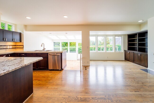 Building Photo - 4-Bedroom Luxury Home for Rent by Portland...